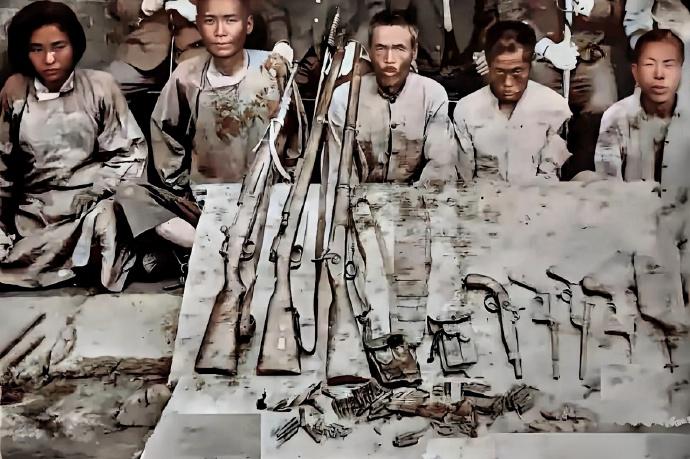 1938年，照片上这五名穿着破旧服装的男女，是东北抗日游击区群众自卫队，他们和数
