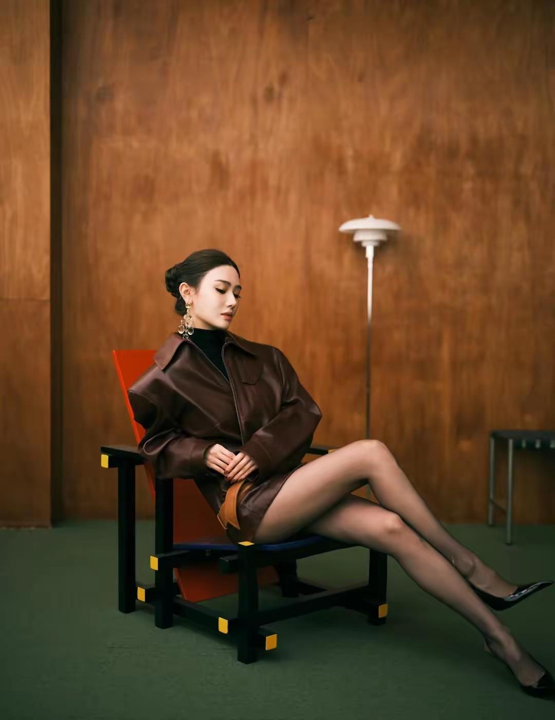 红袖添香夜，静坐听风吟。