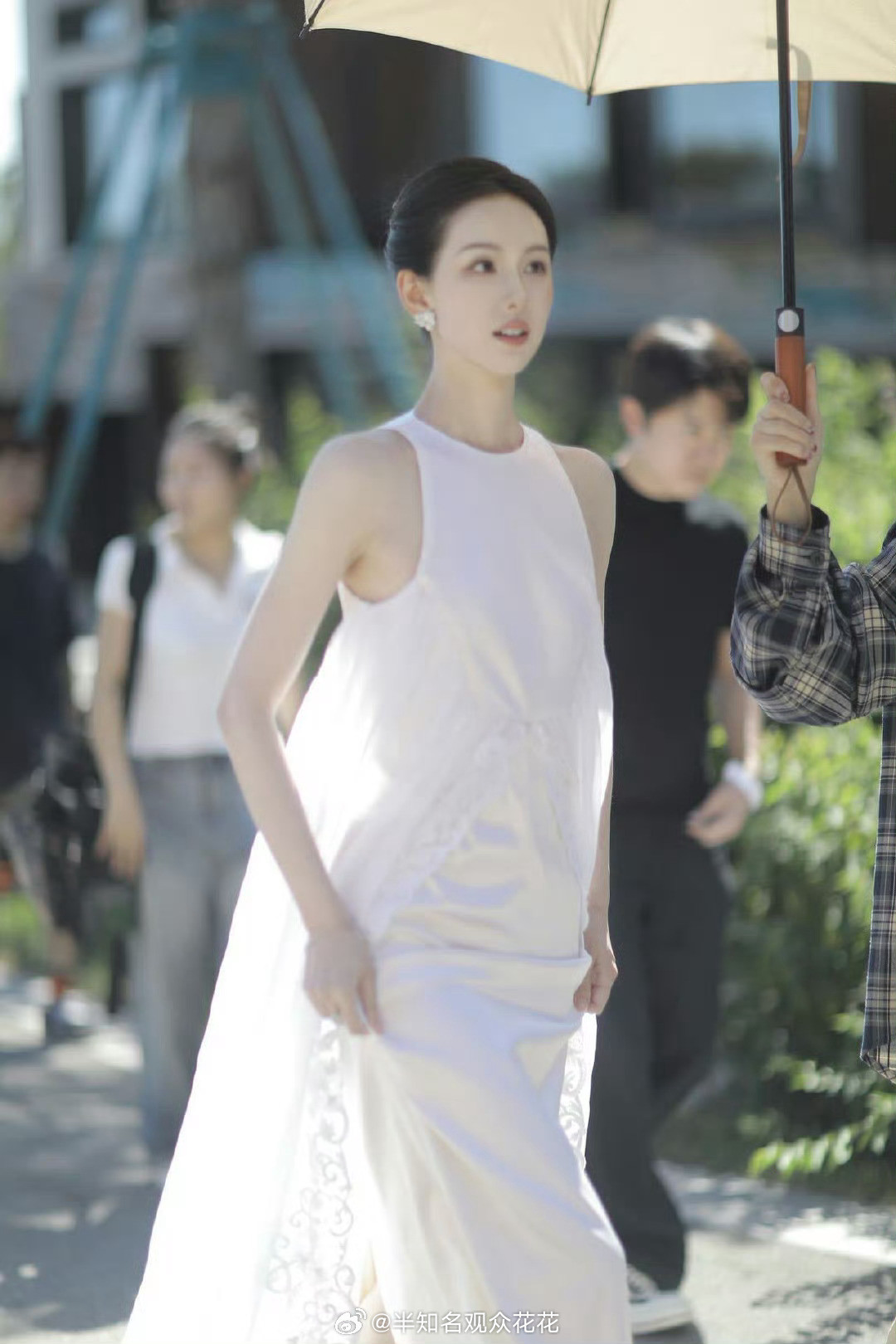 贴头皮也这么美没招了陈都灵纯白无袖礼裙​​​
