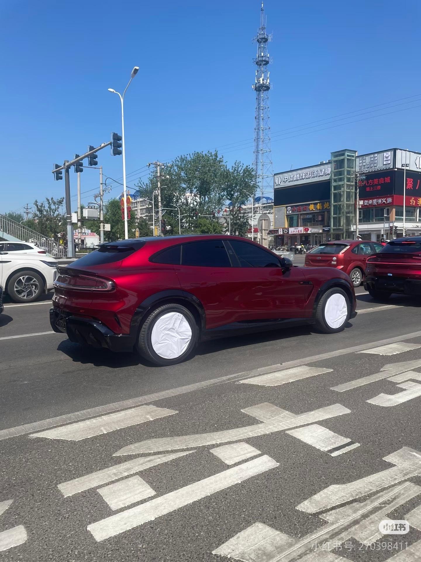 红色小米YU7GT，这种猎装的SUV姿态是好看…一方面小米推出73度磷酸铁锂的