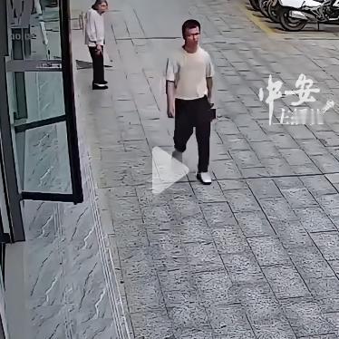 太蛮横了！湖南邵阳，街道上一名壮年男子突然无缘无故对一名老人动手，男子从后背把老