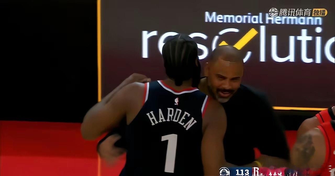 比赛结束赛后火箭主帅乌杜卡和哈登拥抱啥意思？船队最近三场比赛。在孟菲斯：98-9