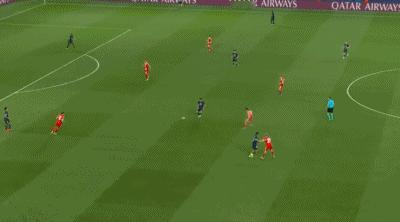 格雷茨卡，唉！拜仁对阵巴黎圣日尔曼的比赛82分钟：帕夫洛维奇上抢断球，拜仁形成了