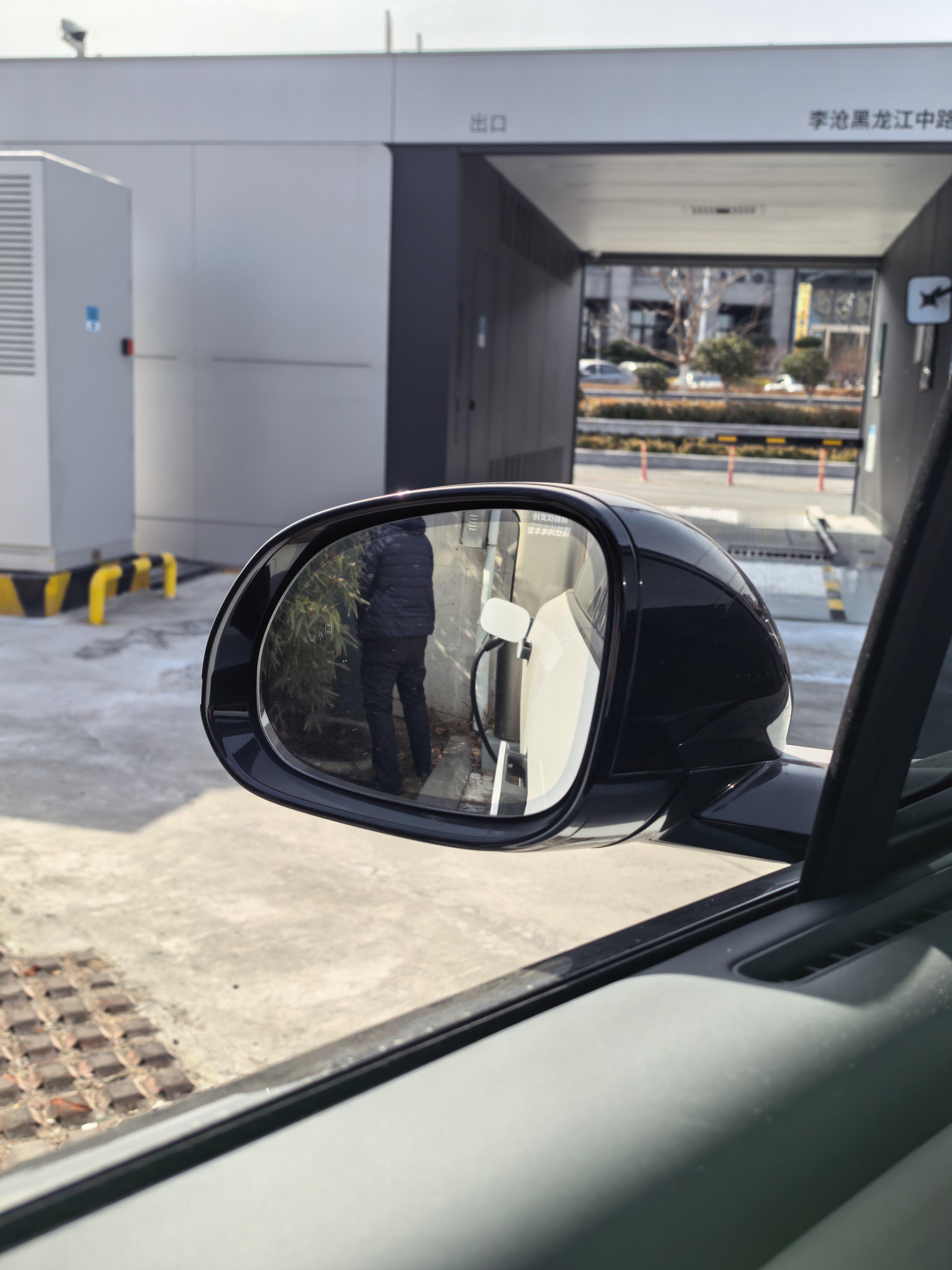 不是，为啥我每次来理想5C超充站给理想i8充电，都会遇到大哥到我车后面小便？