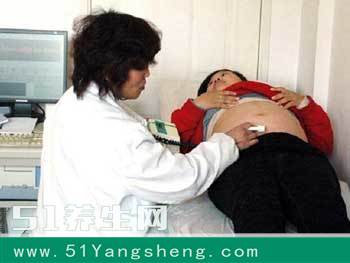 孕妇进产房还没半小时孩子出生了, 助产士报喜后婆婆破口大骂