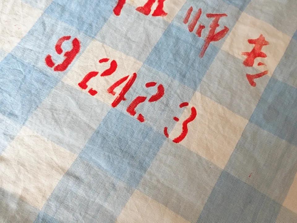 我会不会是全网最节省的。我有一个床单是上大学那会92年的床单。住寝室用的