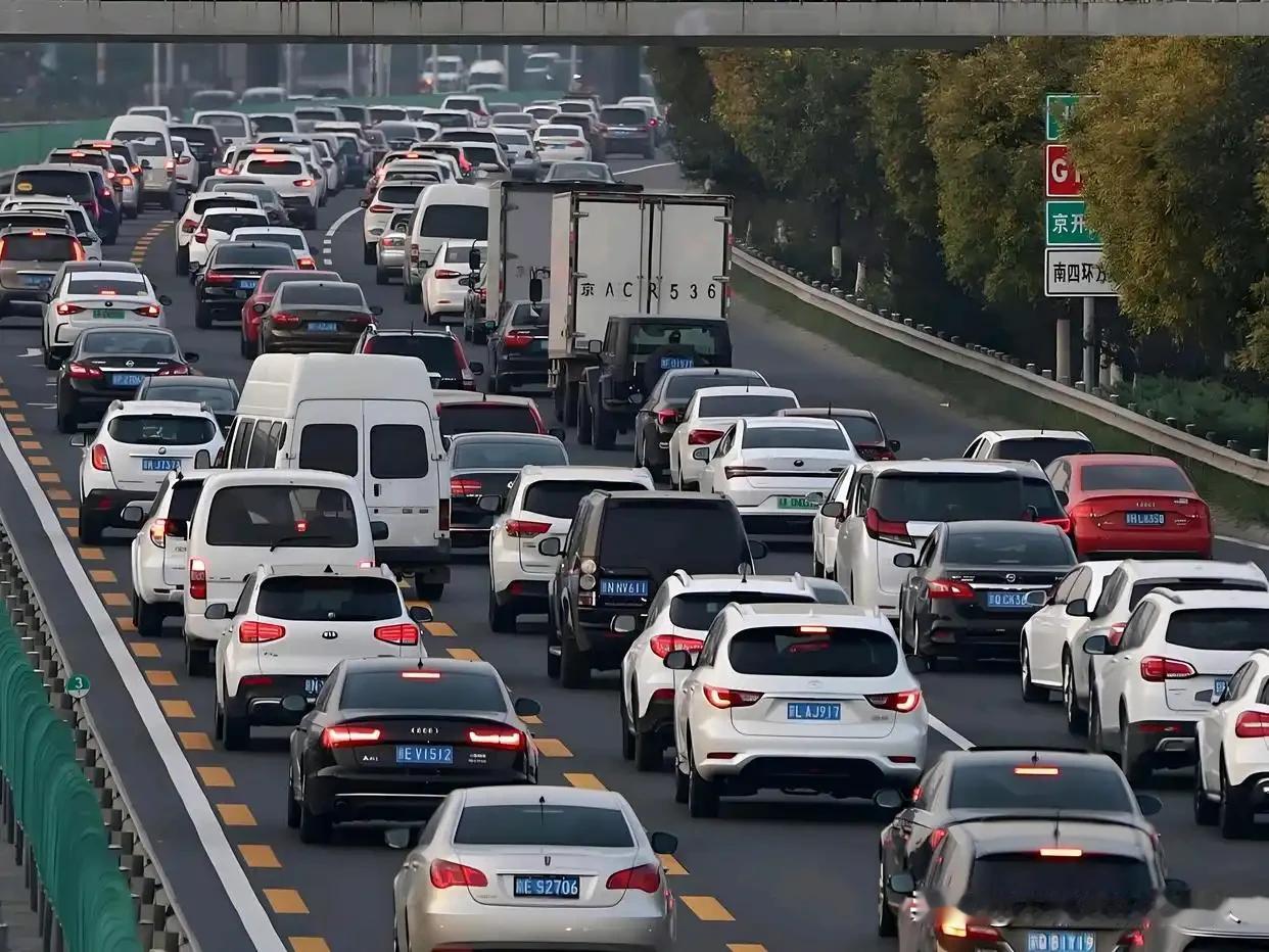 准备开车回家的朋友，千万别被网上那些堵车和车祸的消息误导了。互联网自媒体发达固