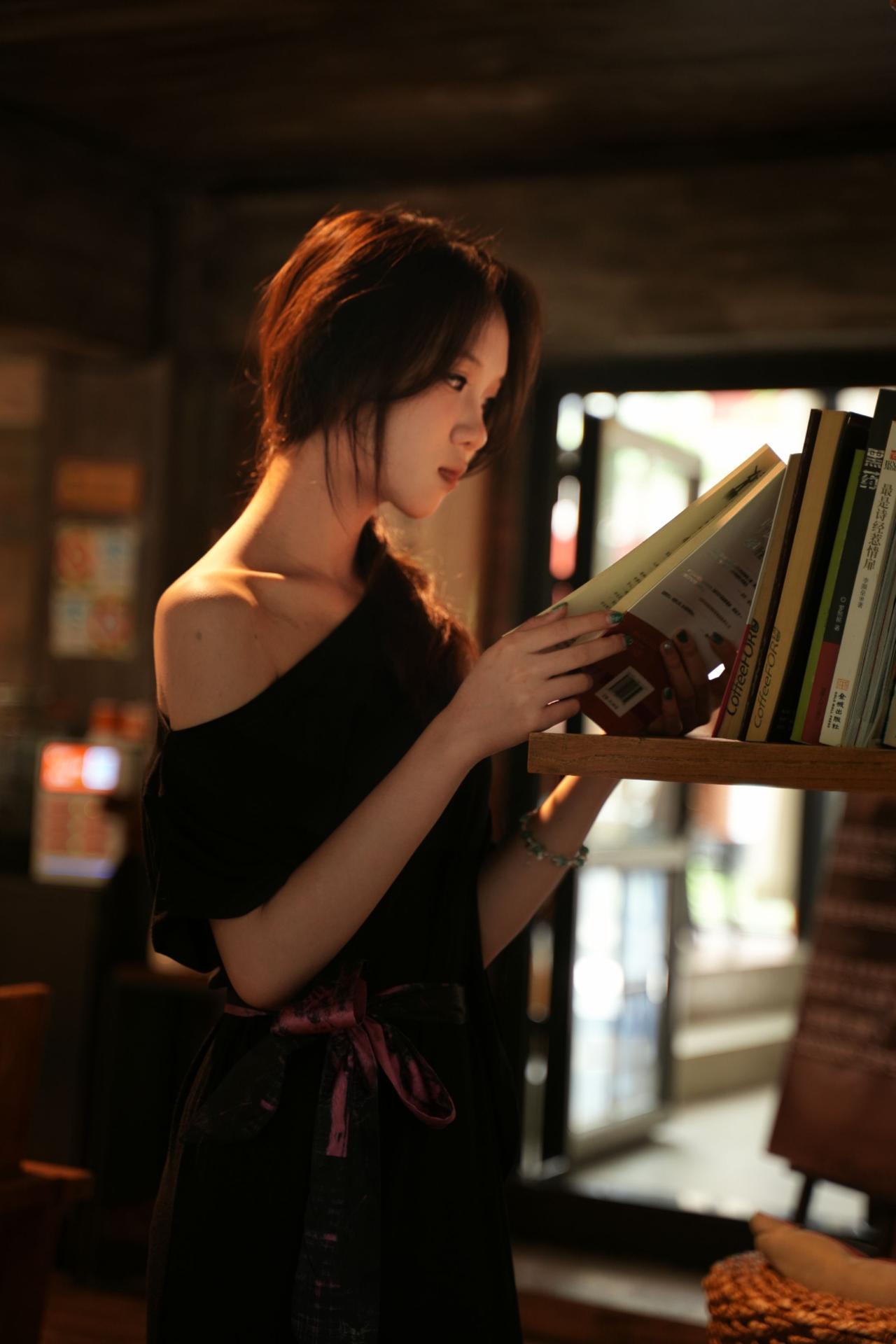电影感写真人像约拍美女模特摄影约拍咖啡厅