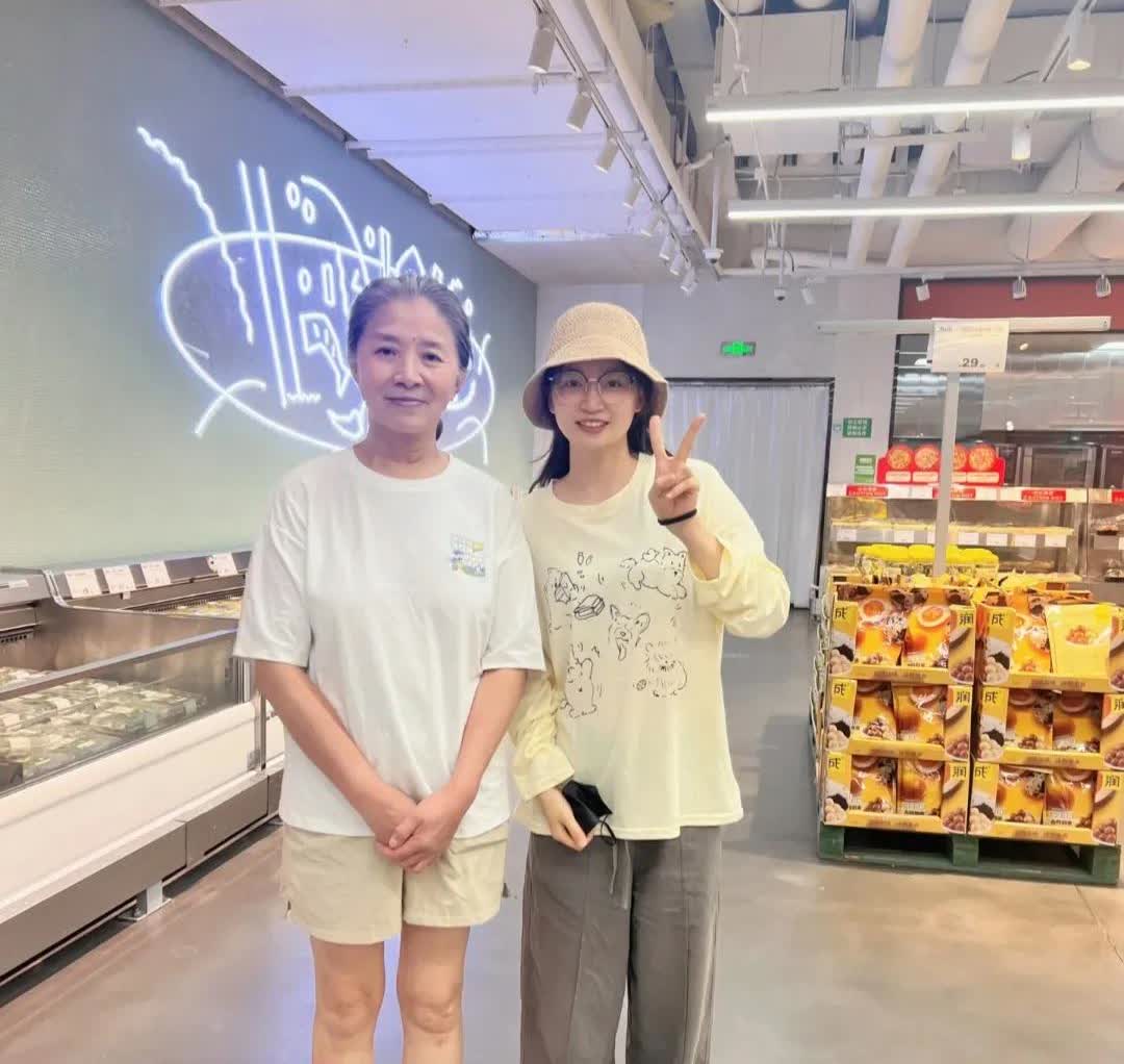 刚看完《生万物》，你们看出她是谁没？“大脚娘”好温婉啊！迟蓬现身北京某超市，