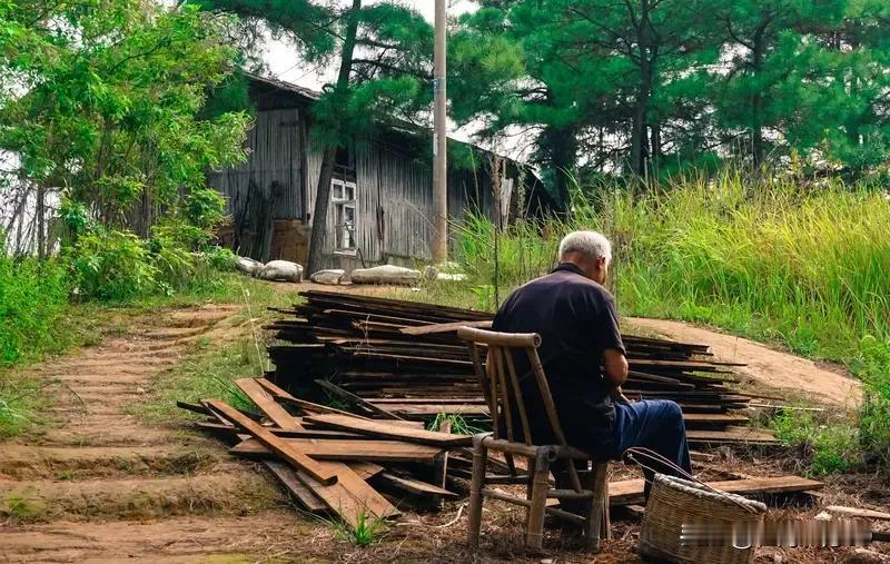 谁说农村老人两三百块就不能过上幸福生活了？他们虽然因为认知问题造成养老金过低，但