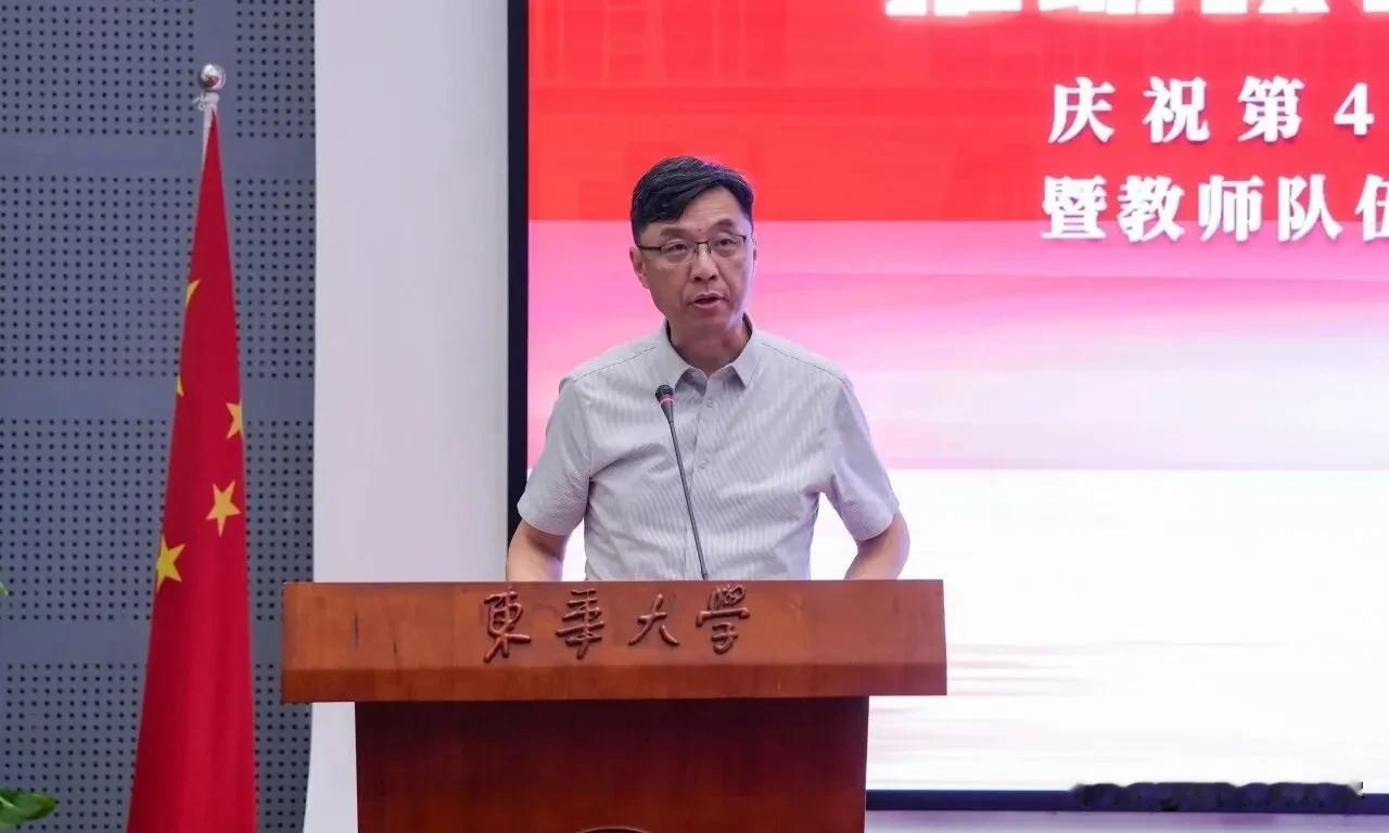 上海的211大学可太厉害了，接连向985高校输送两位一把手前脚，东华大学的书