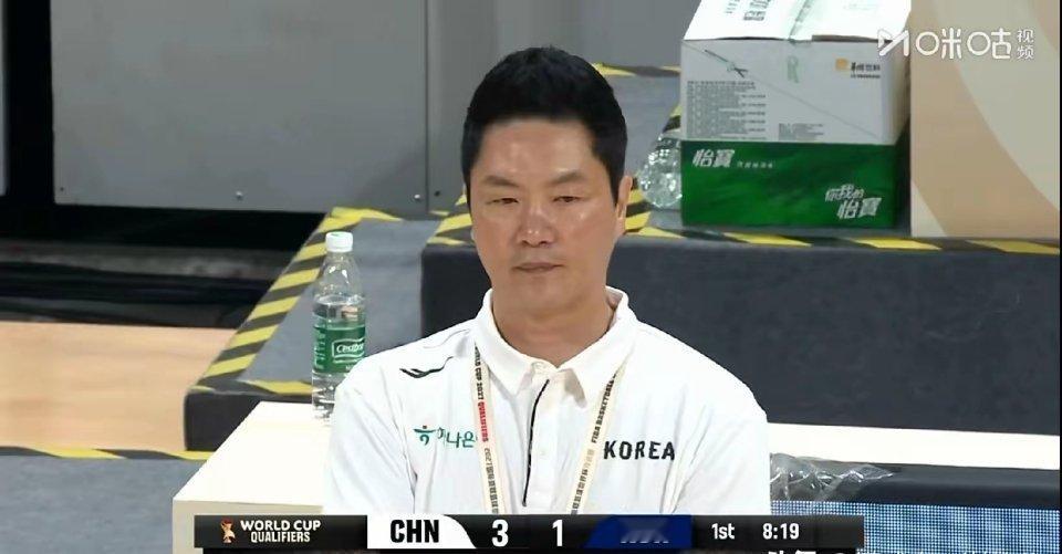 不吐不快！郭士强带男篮4分输韩国队，临场指挥出现四个错误。第一：让胡明轩担任首发
