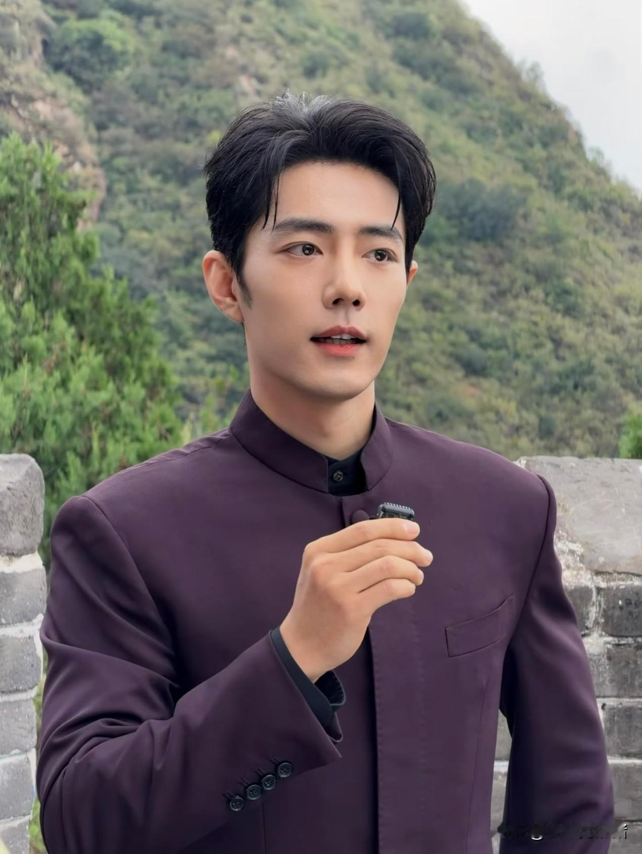 我想说一句实话，希望大家不要喷我，肖战长城演唱状态确实很好，但是这件酒红色西