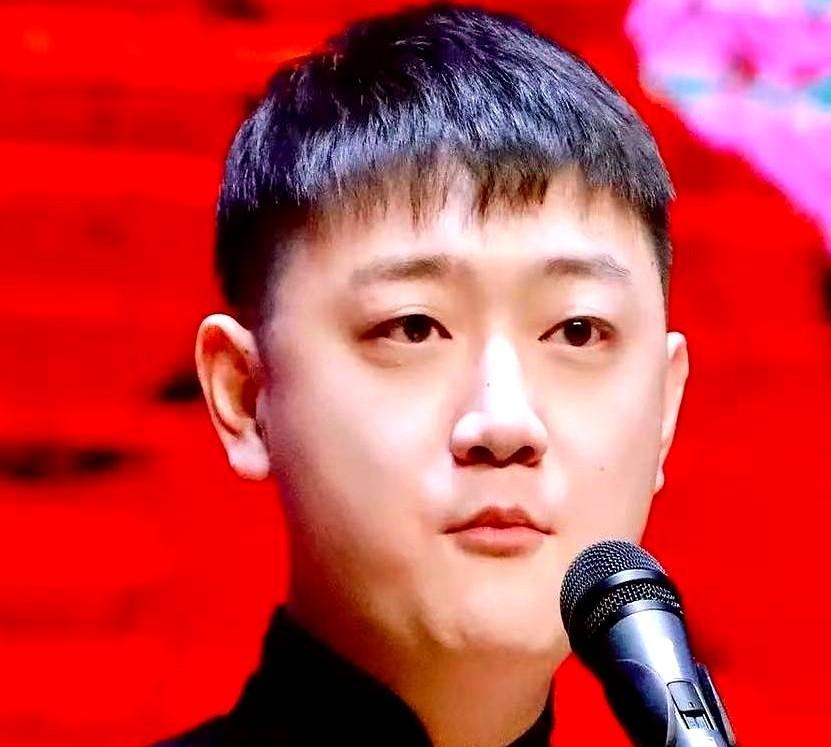 宁云祥想上台演相声，德云社说他基本功不行。他家里有关系，妈在天桥剧场收钱，自己