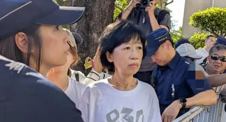 民众党主席黄国昌今天率领近千名民众党支持者在赖桑官邸前举行集会游行活动，要求赖桑
