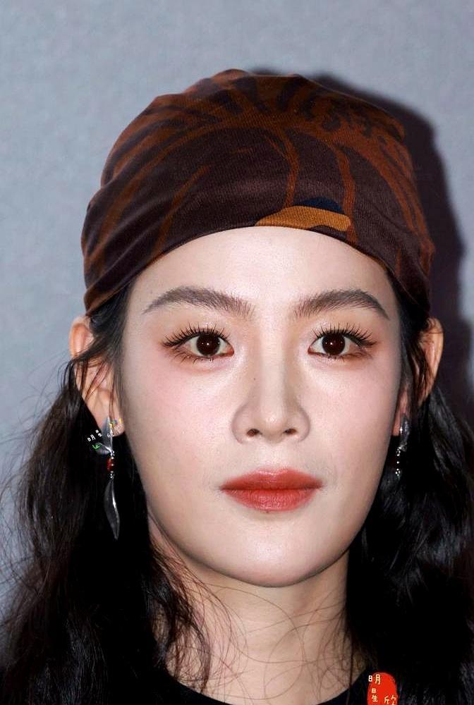 卷疯了，连国家队下凡的陈丽君，都在悄悄整牙。你想想，大漠黄沙里，她骑着烈马