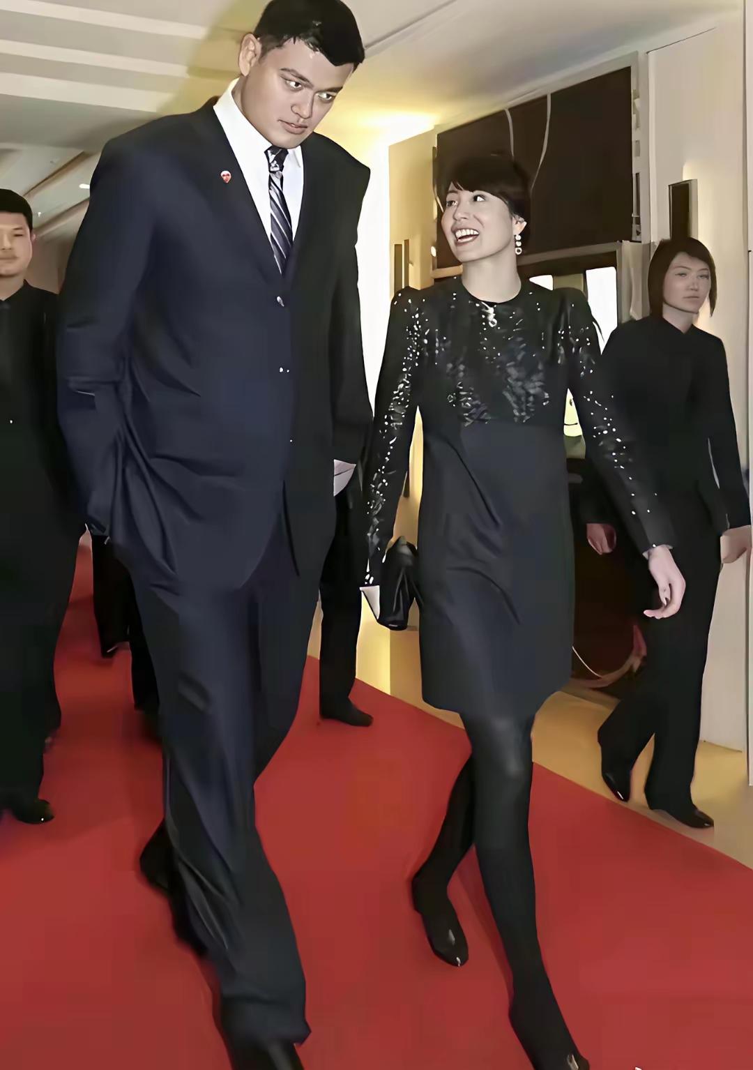 两位衣着讲究的人在红毯上走。