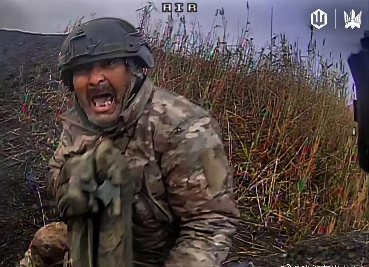 乌东战场，一名士兵看到无人机后的表情，充满恐惧、惊悚。再仔细看，这名士兵牙齿