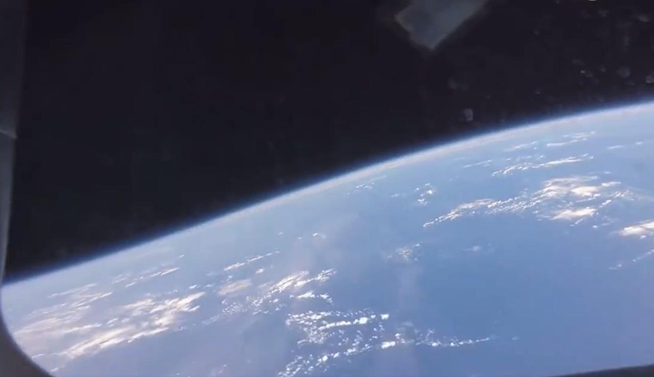 这下应该没人质疑了吧。美国宇航员，公开了重返地球，再入大气层的画面。虽然