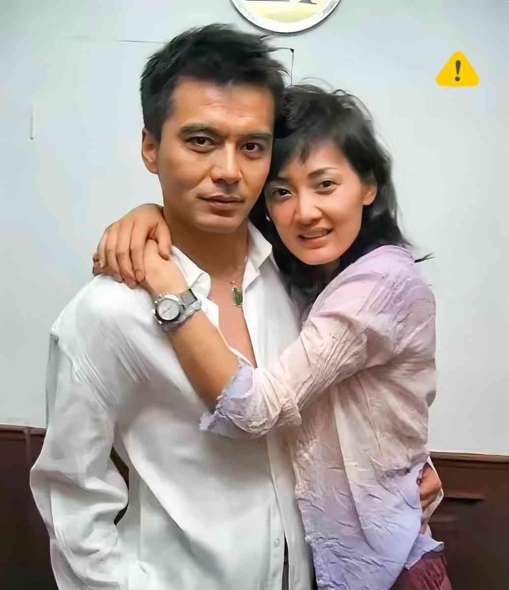 一男俩女，一张床上，一个被窝。现在的热搜能直接炸掉服务器。许亚军说他当年拍戏