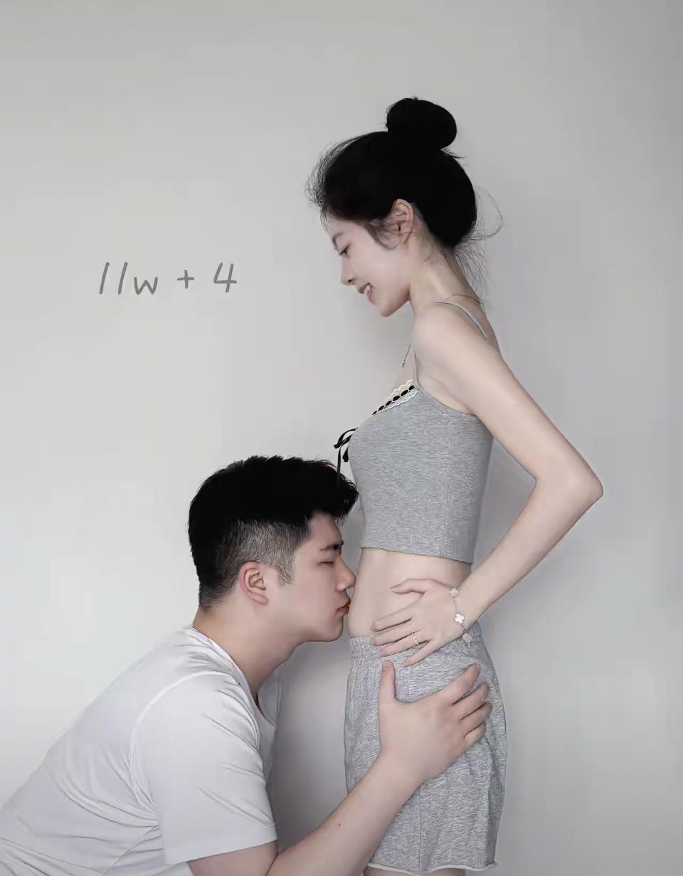 11周+4天的温柔期许*.。(๑･∀･๑)*.。墙面的“11w+4”，是时光写下