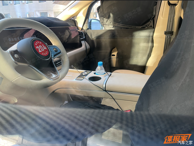 智界V9内饰首曝：前排三连屏+春季上市，重塑50万级MPV格局