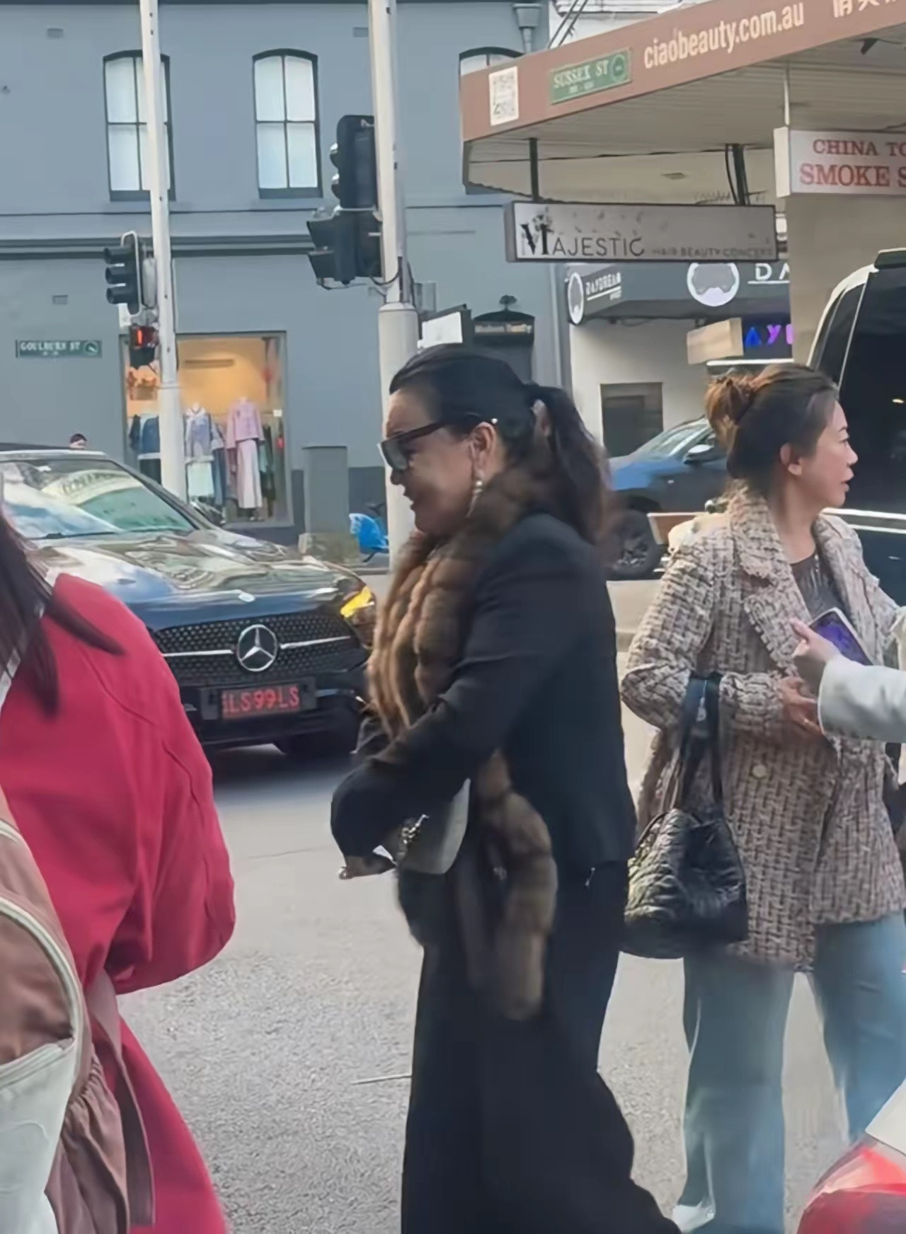 远赴南半球奔波打拼，68岁张兰在悉尼唐人街的状态真的超出想象！南半球现在正处在冬