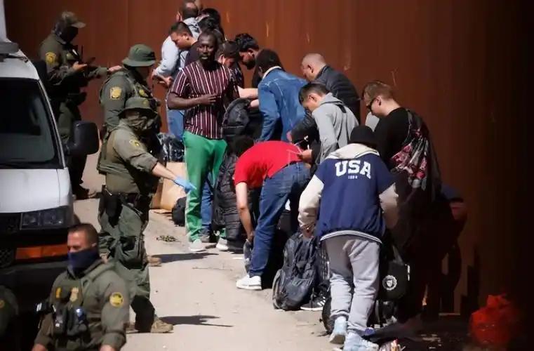 移民神话彻底破了！160万人离美后，美国餐馆缺人、医院告急，民生全乱套！