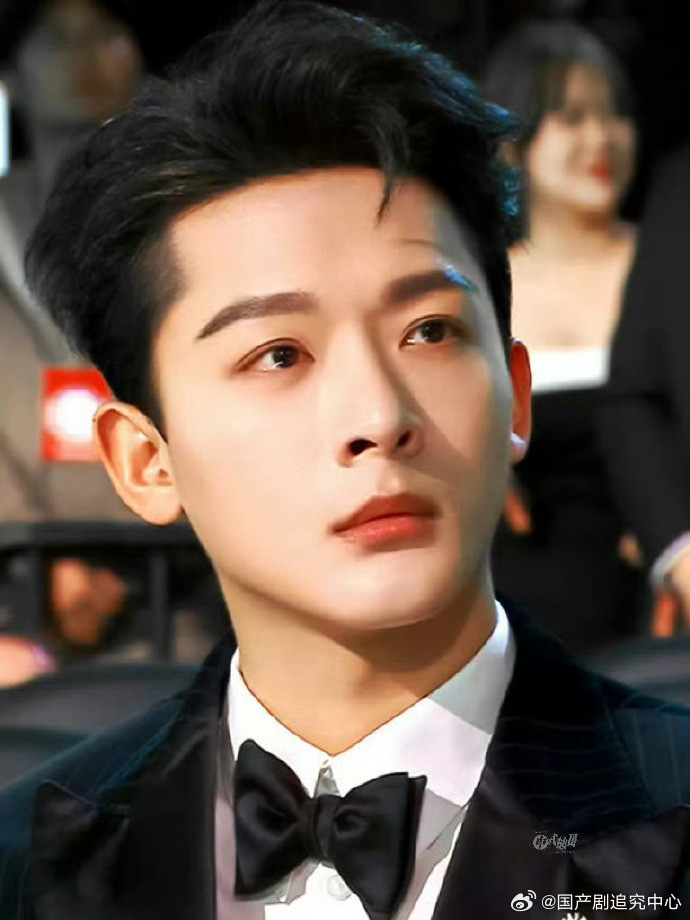 1、张晚意下部剧会进组现代家庭生活剧《但愿人长久》，这是部现代群像戏，这部剧的人