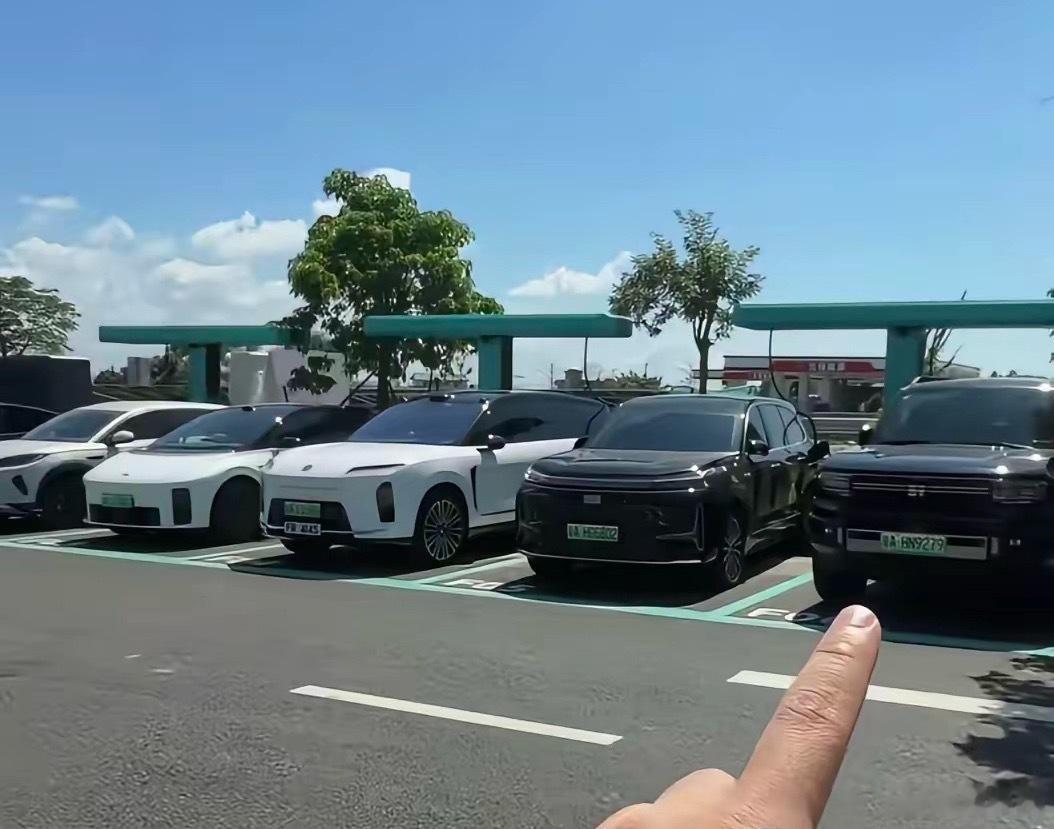 十一服务区奇观：比亚迪闪充区像“大食堂”，啥车都欢迎，甚至还有换电车型来“蹭饭”