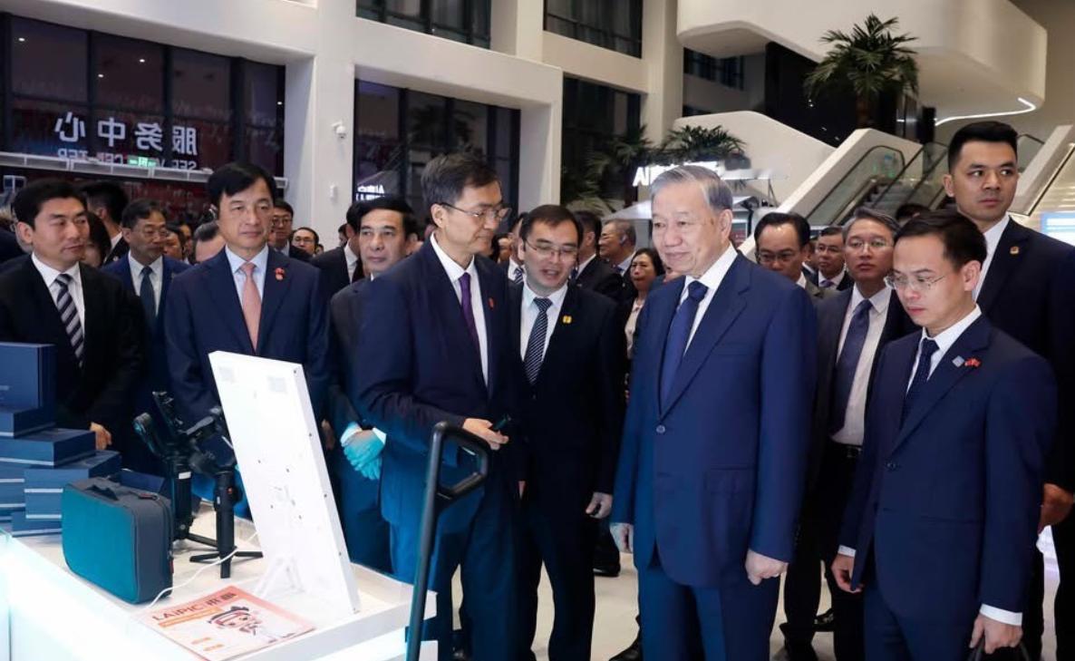 苏林体验AI翻译眼镜！4月17日上午越南主席苏林在南宁参观人工智能（AI），他还