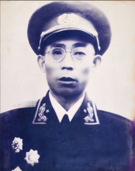 1939年，八路军715团打了胜仗，团长看中了一支手枪，想留着，政委却坚持上交，