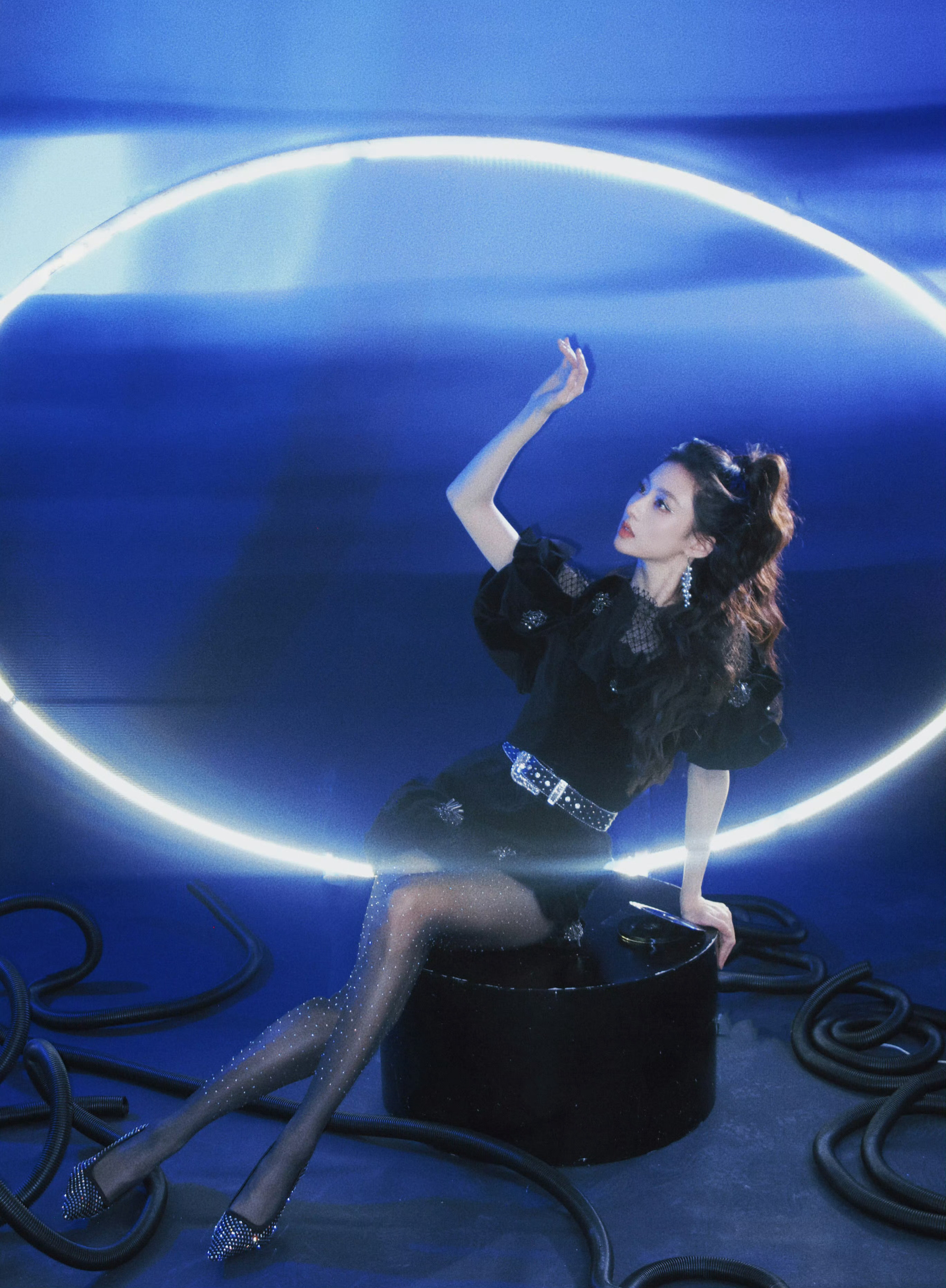 胡连馨🖤中国电影120周年活力之夜，碎钻黑丝造型