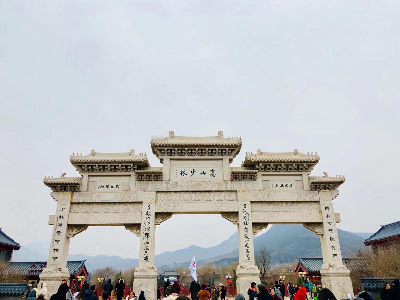 少林寺新游客中心的启用计划，现在已经被景区官方宣布“暂停实施”了。这个原本打算2