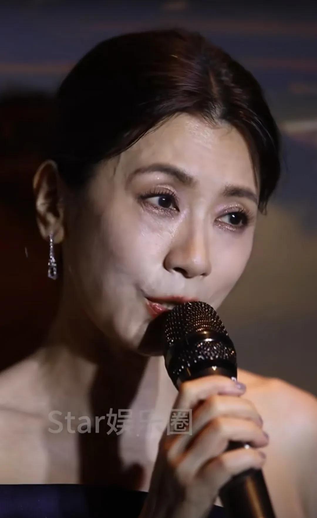总以为贾静雯有本“不老秘籍”，保养有方，但其实去掉美颜滤镜，她也不年轻了！50