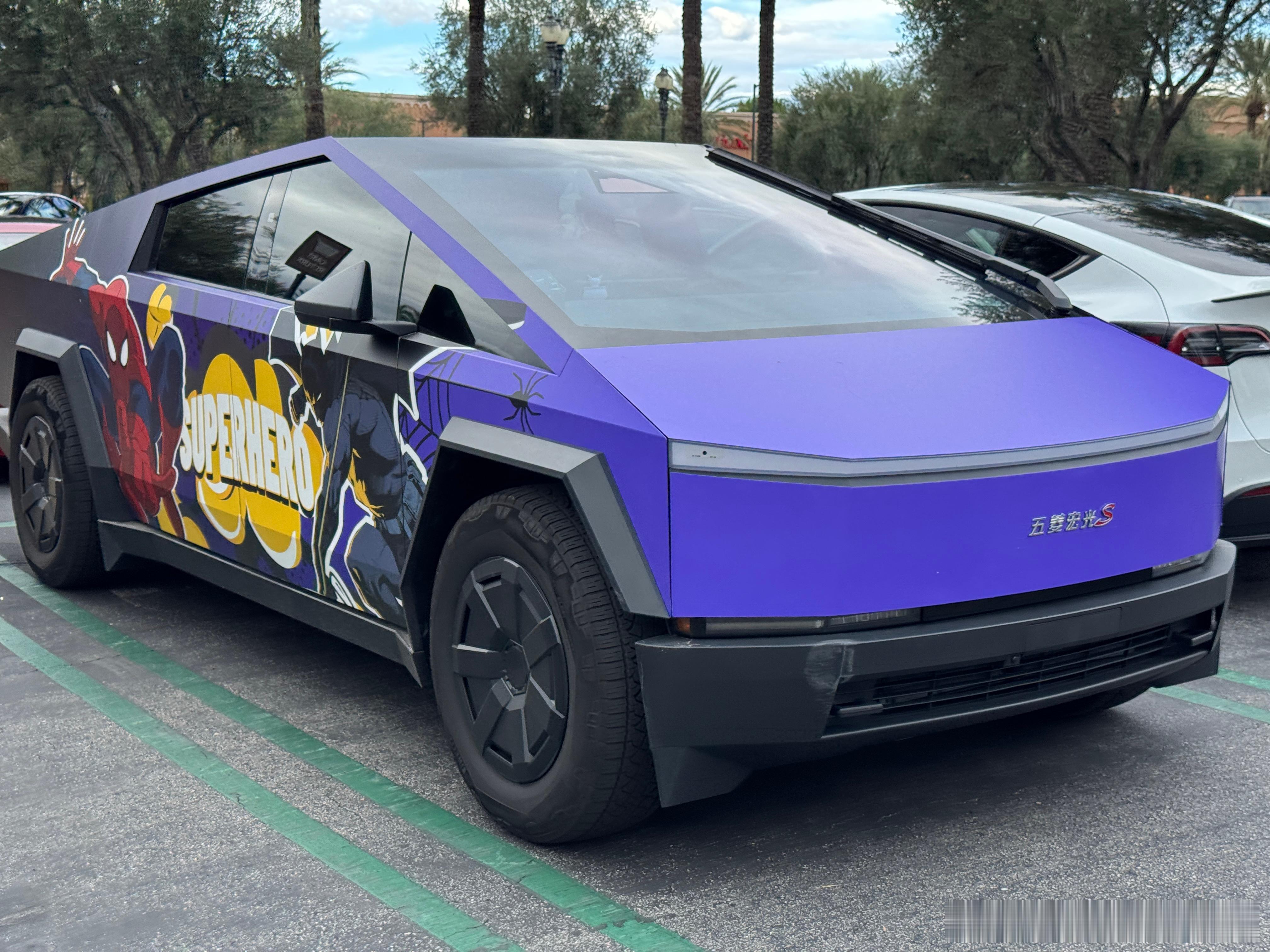 加州一个有意思的现象，按照法律加州车辆要挂车牌，但路上很多车都不挂，特别是特斯拉