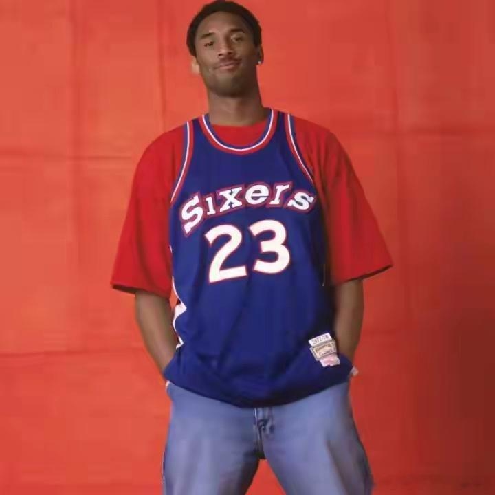 NBA名宿科比曾在2002年费城全明星上穿过76人的23号球衣，此举是为了致敬自