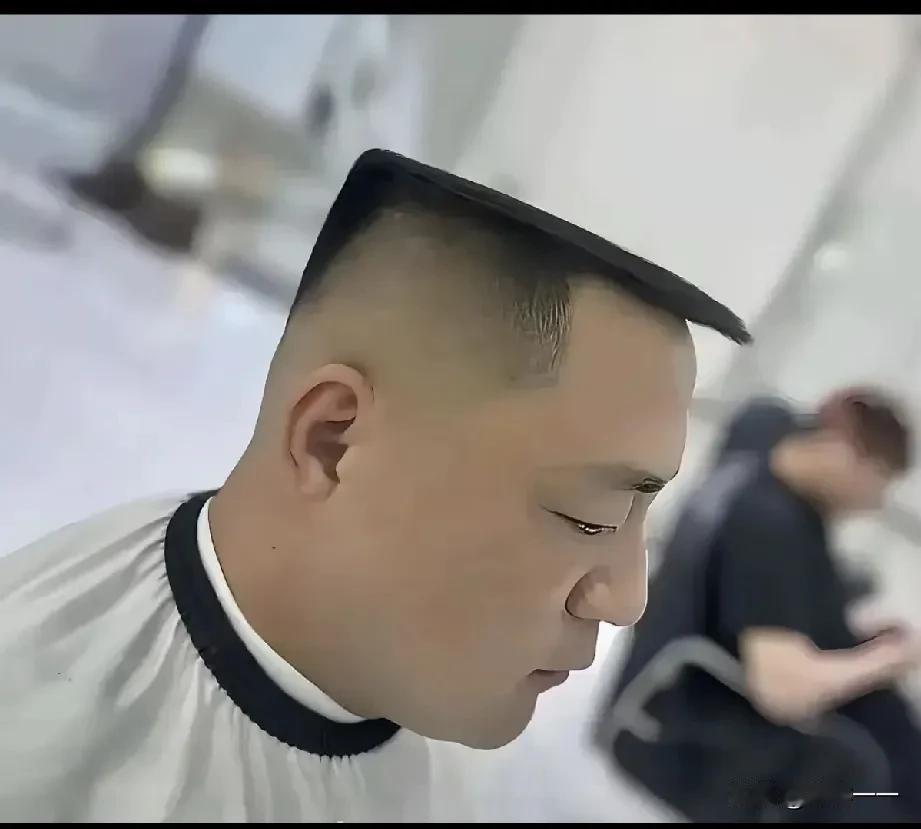 “笑不活了[捂脸哭]”这是发生在理发店的一件事！一位男子花费168元钱，耗时1.5