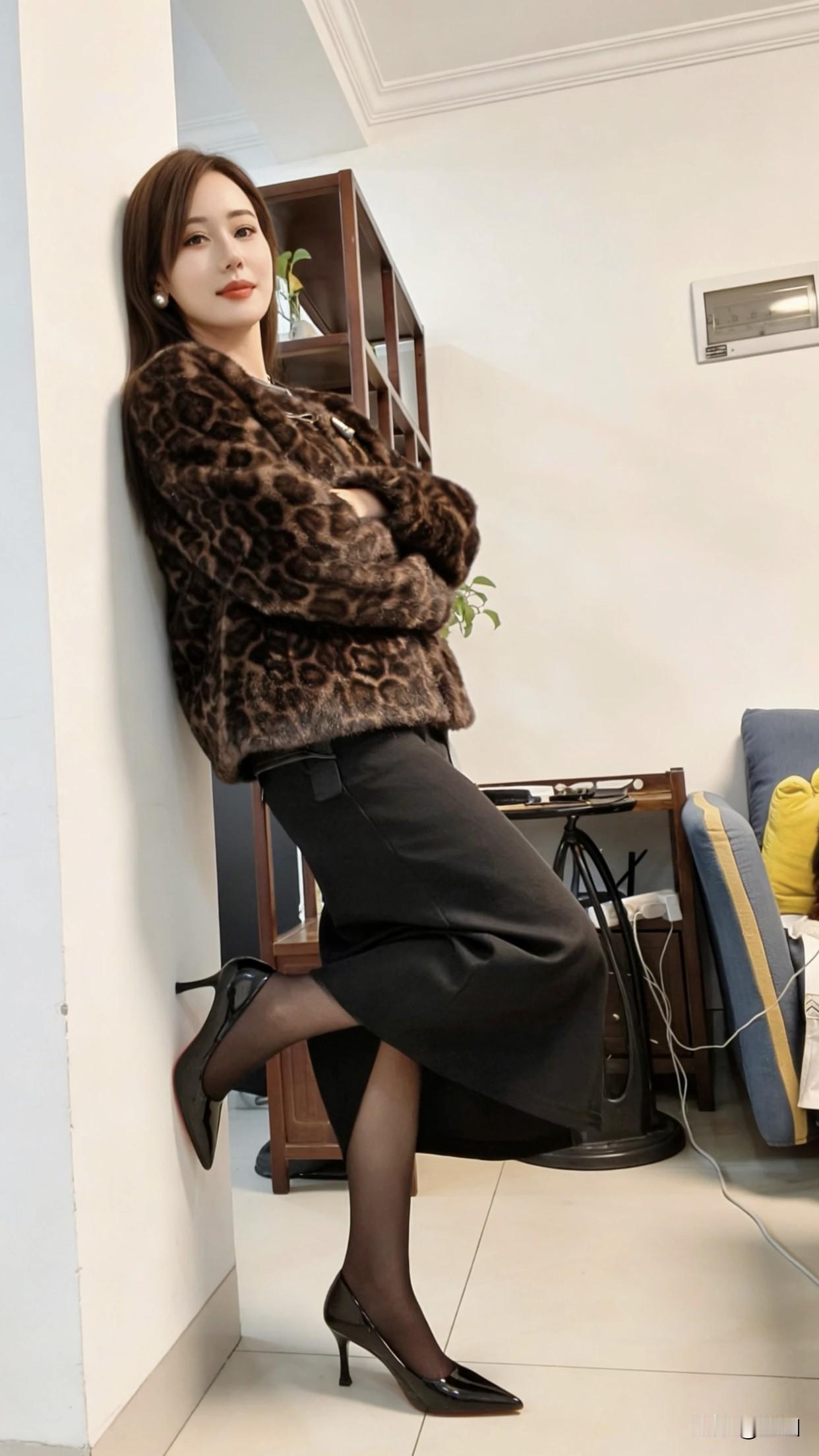 怎样完成气质风穿搭优雅气质，豹纹外套搭配黑色连衣裙，尽显时尚魅力！