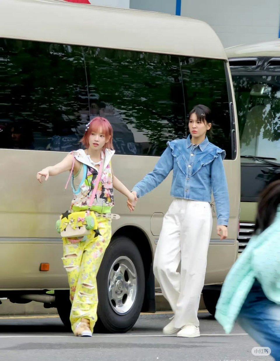 黄灿灿和曾沛慈俩人好像姐妹花，虽然穿衣反差极大，但是看起来却非常和谐