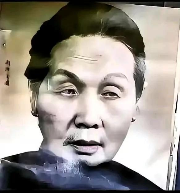 1982年，一位采山货的老人无意中踏入了小兴安岭深处一个隐蔽山洞，一股恶臭扑面