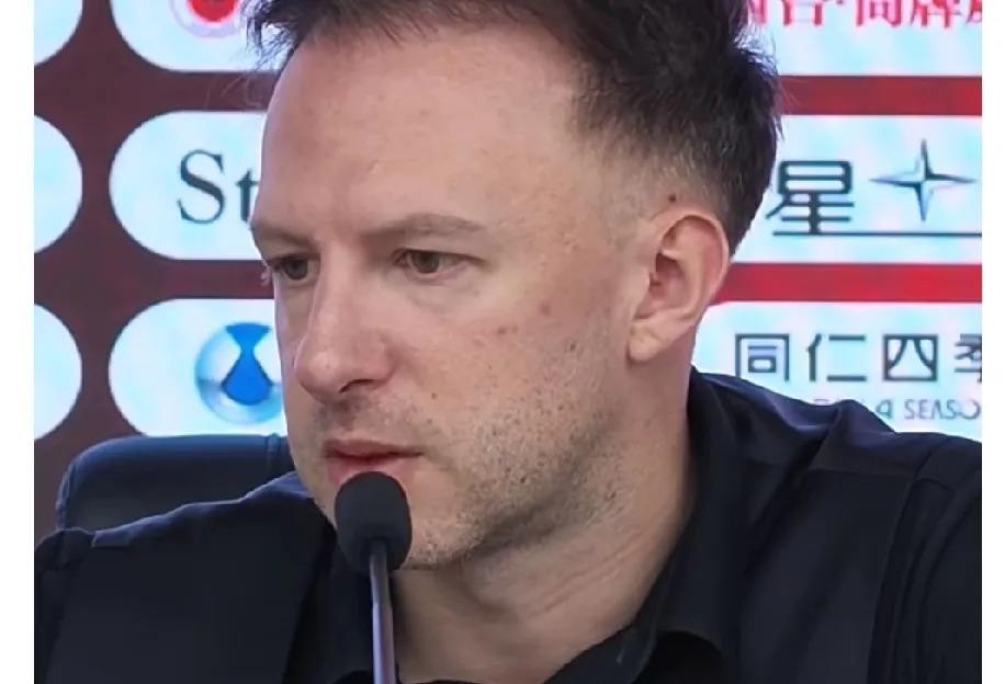 特鲁姆普深圳公开赛晋级八强后聊起赵心童的出局，说了一句大实话：世界第一这个头衔，有时候是光环，有时候