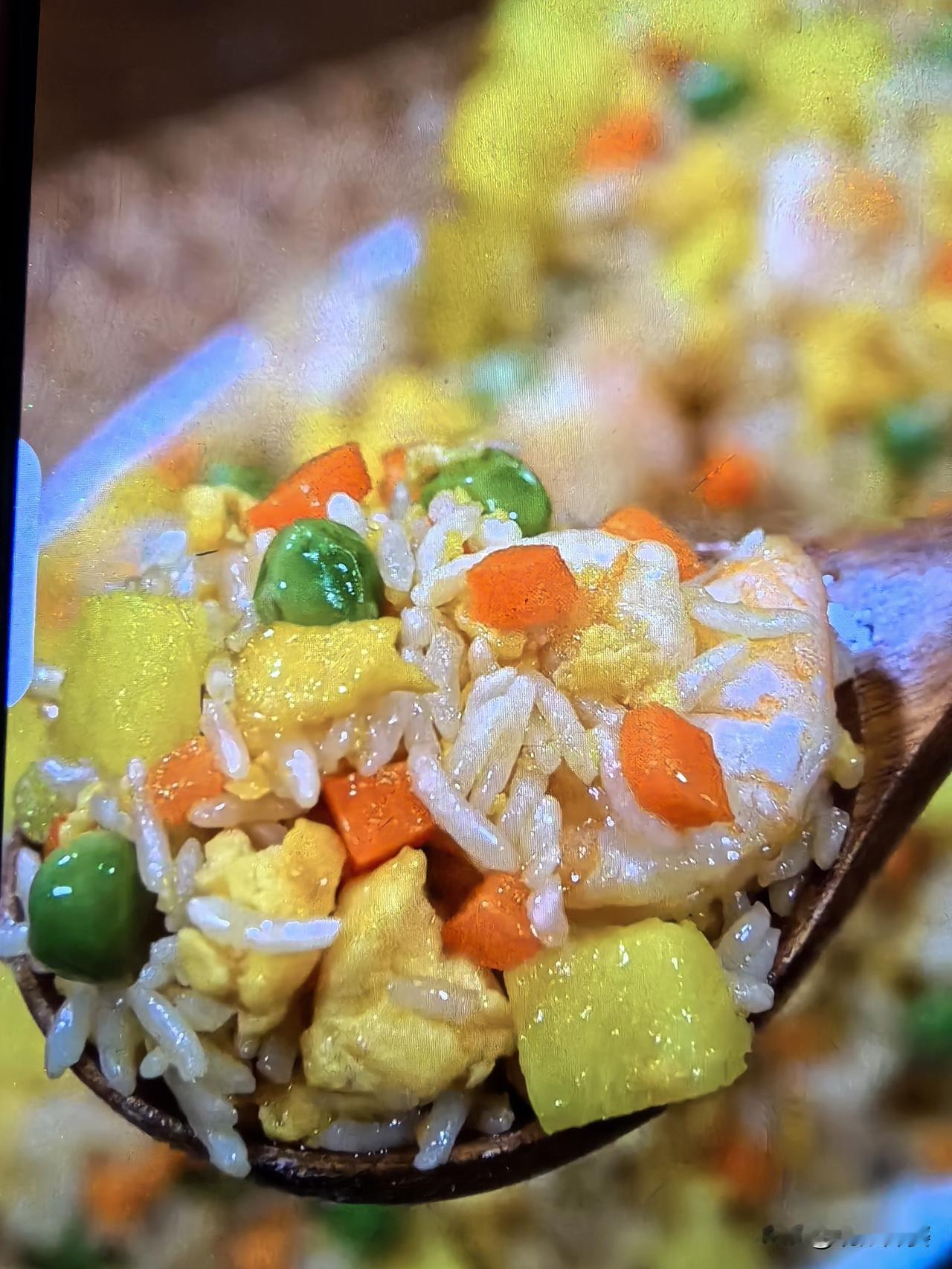 菠萝正当季，求你们都去试试这个菠萝虾仁炒饭，俩外子一人炫一碗现在四月份，正
