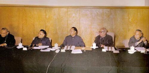 1978年12月，在中共十一届三中全会上要理解这次会议，不能只盯着会场里的文件