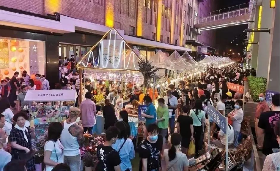 公务员群体带头合理消费对县域餐饮等行业非常重要。一个中等县，人口约100万左右