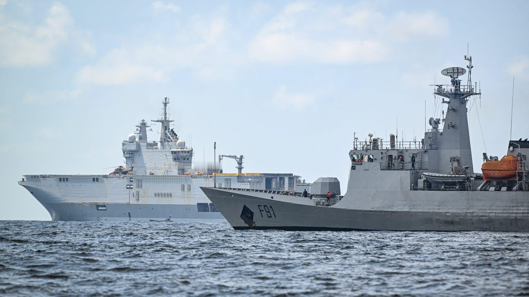 中外舰闻在几内亚湾活动的法国“西北风”级两栖攻击舰+NH90直升机近处那艘军舰