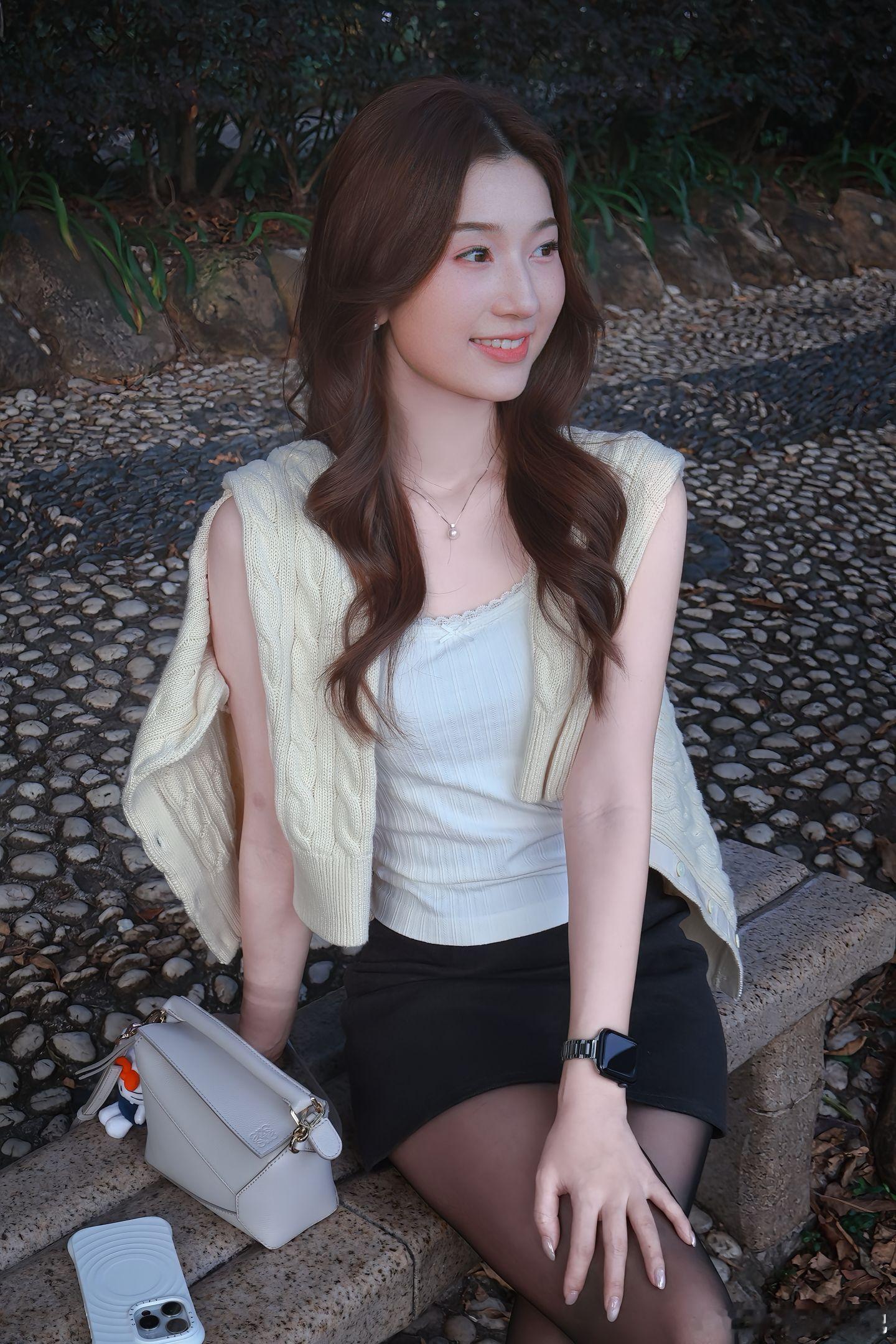 穿衣搭配毛衣，背心，包臀裙配黑丝，完美美女绘梦长廊