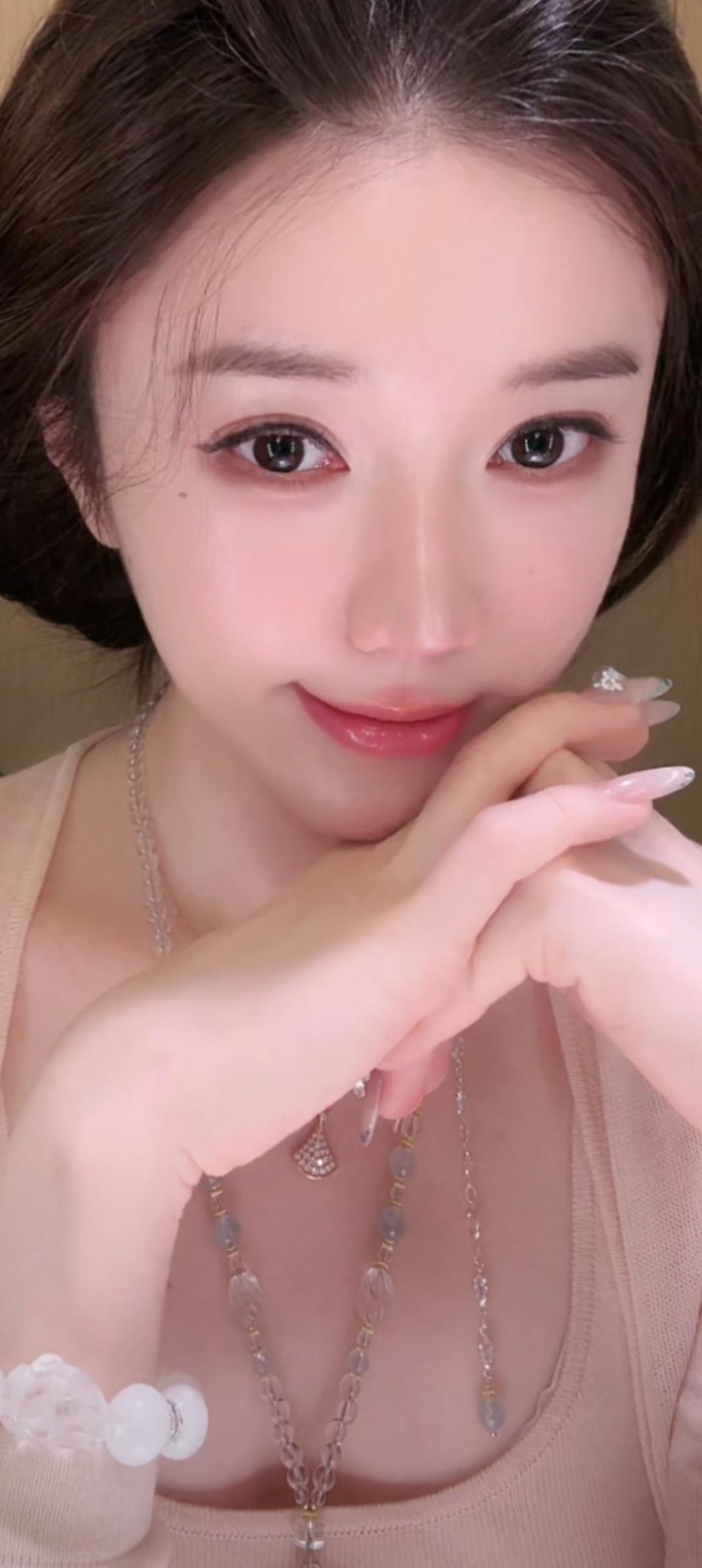 这姑娘好可爱，微笑好甜！