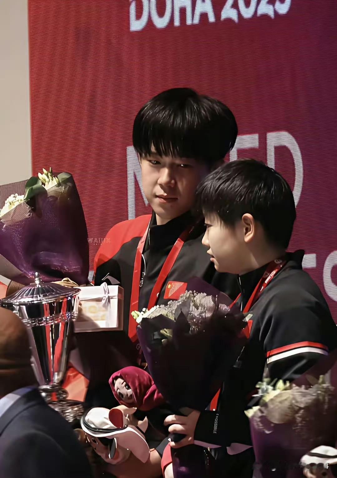 赛场上的默契是千锤百炼，而目光里的笃定永远是不言而喻~~~人生路漫漫，总要有