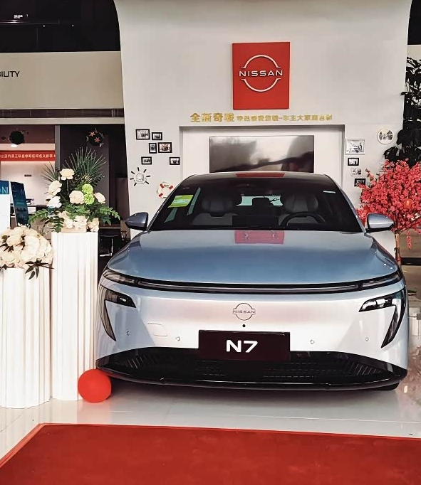 试完日产N7终于找到家用新能源车的标准答案休息日特意跑了趟4S店试驾东风日产新